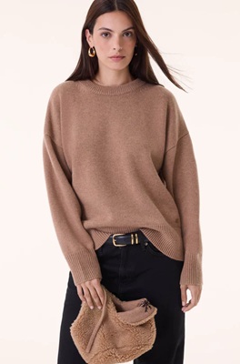 Femme portant un pull Kujten